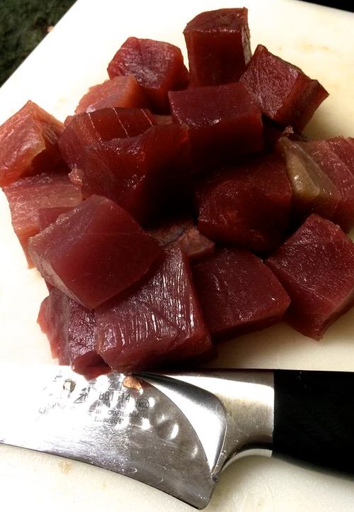 Cut the tuna into 1