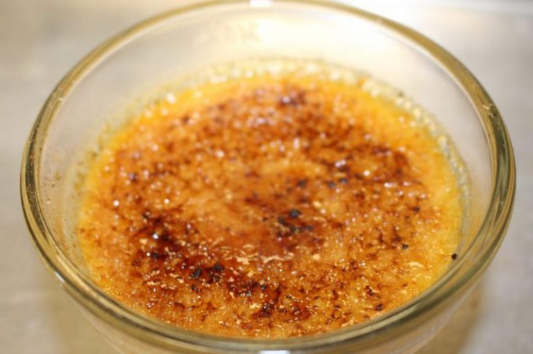 Sprinkle sea salt, Pineapple Head and fine sugar for top hat