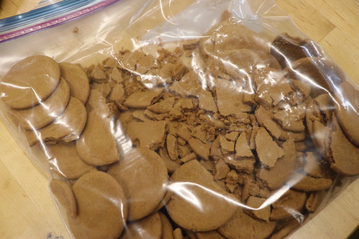 Place ginger snap cookies in Ziplock bag