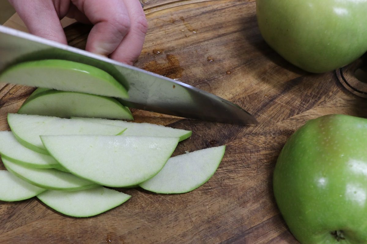 Slice apples into thin slices