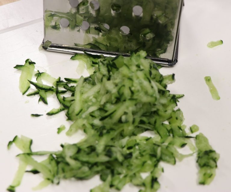Shred cucumber with a cheese grater