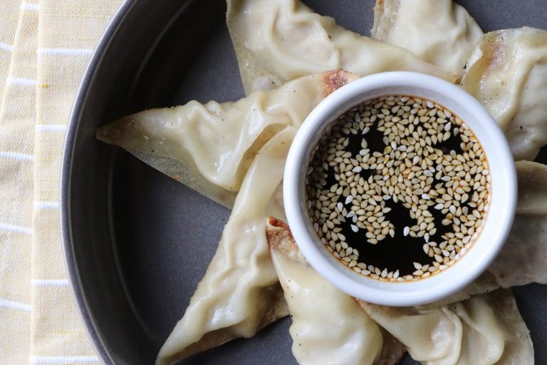 Wontons with dipping sauce