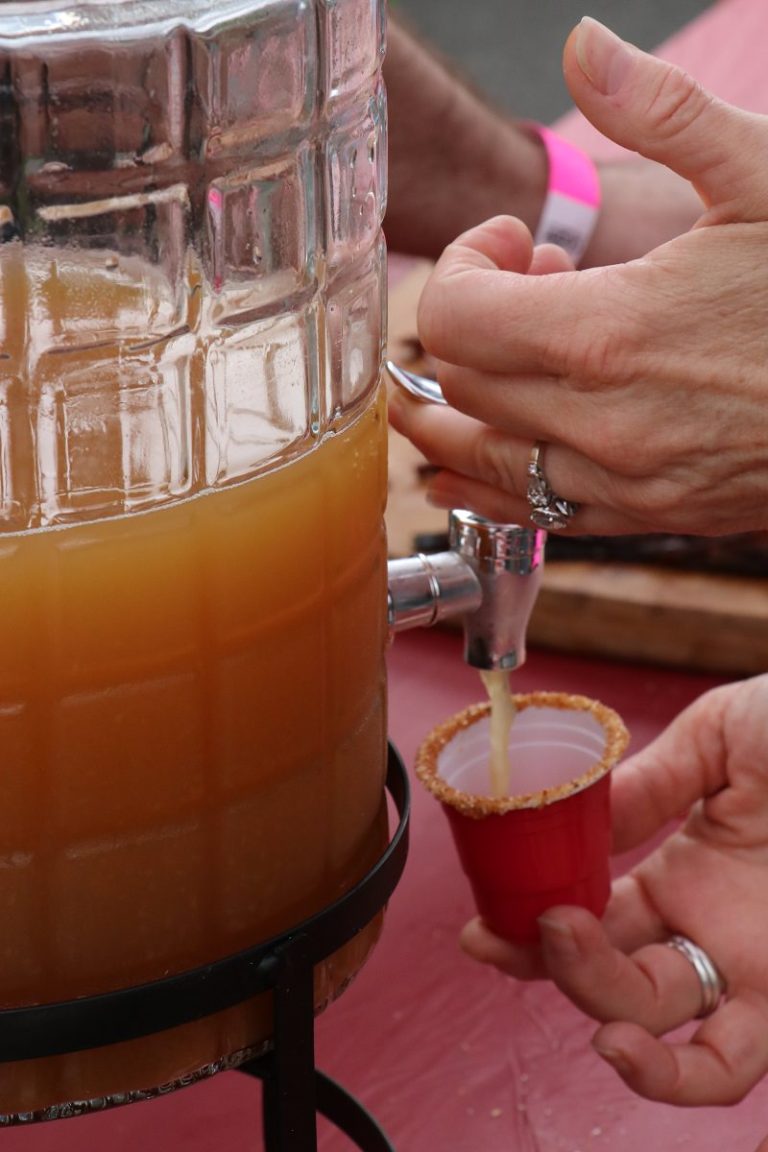 Fill the cup with champagne mimosa