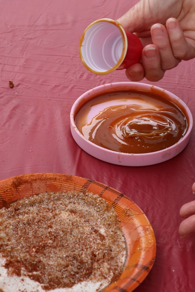 Cover the rim in caramel