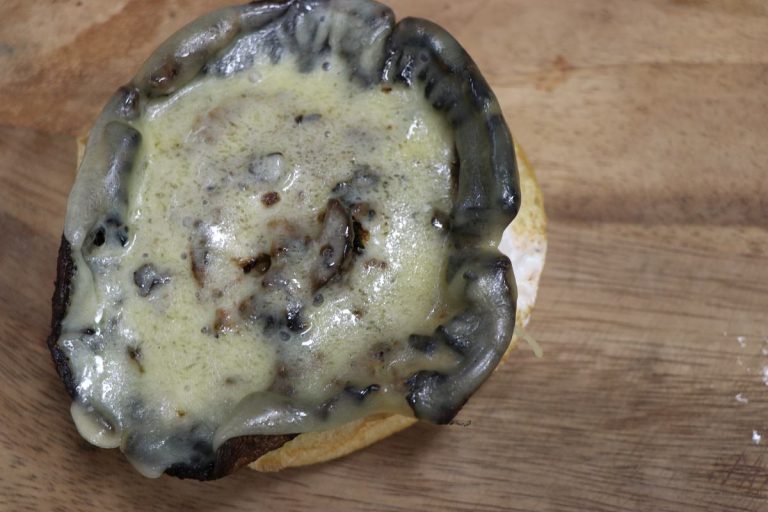 Spread the mayo mixture both halves of the bun