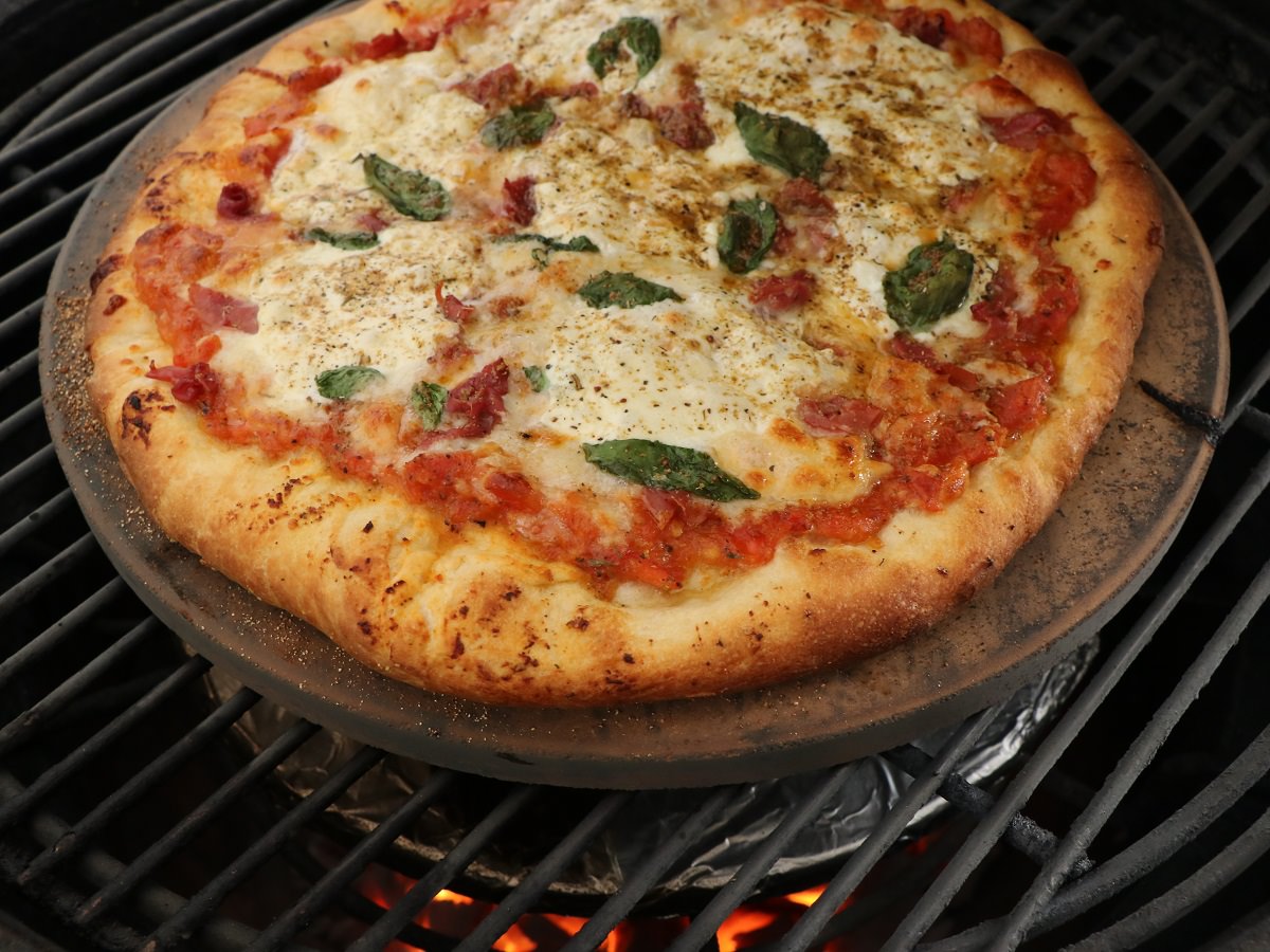 Grill pizza on Big Green Egg