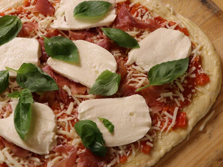 fresh mozerella and prosciutto pizza