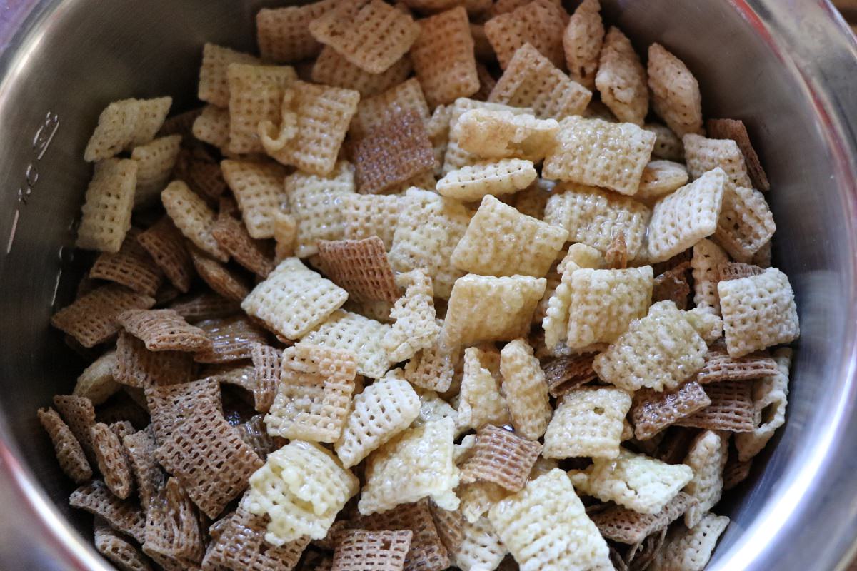 Lightly toss wheat and rice Chex to combine
